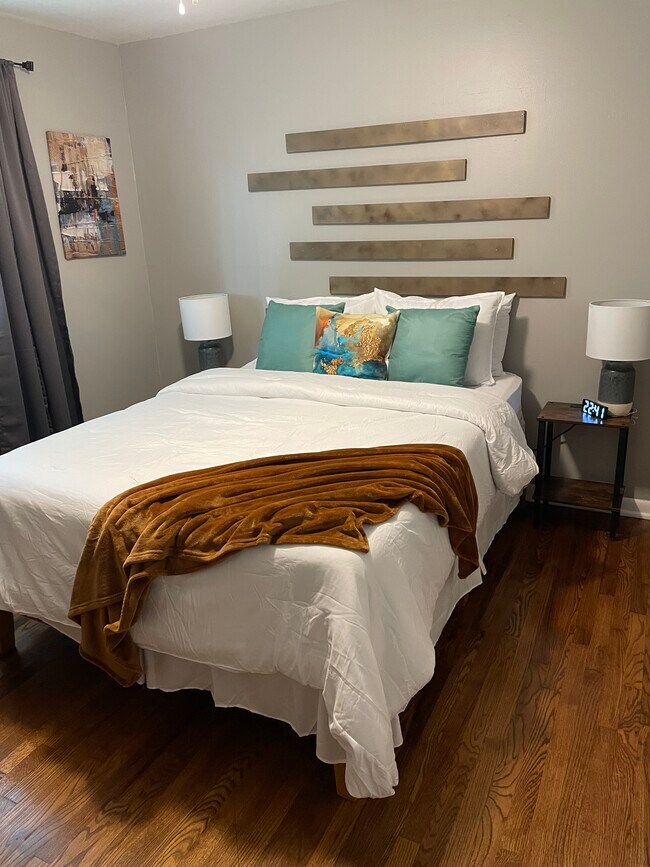 Building Photo - 2607 E 5th St