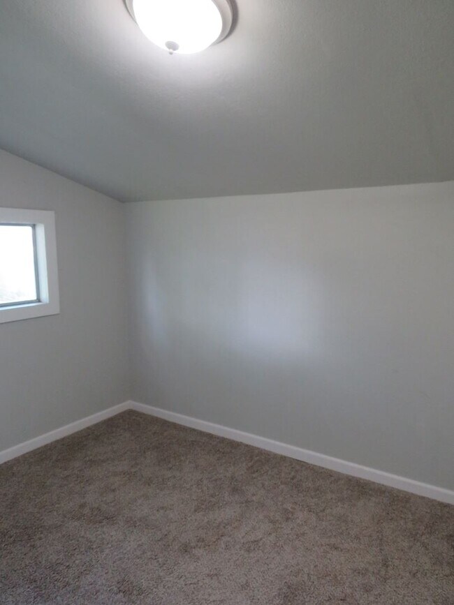 Building Photo - Home in Orland Available Now!