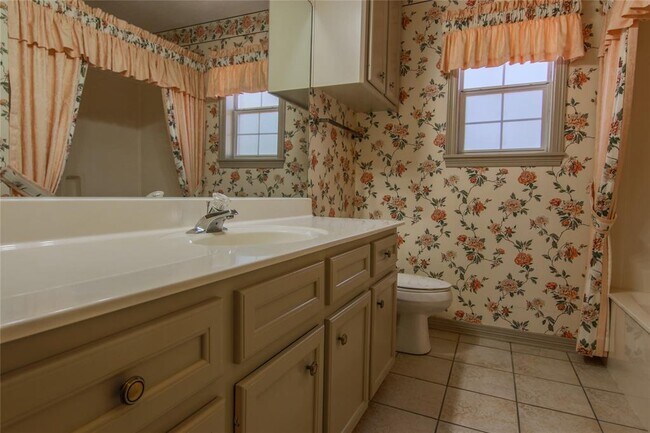 Building Photo - 2 Robin Trail