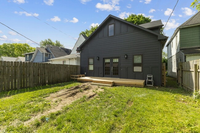 Building Photo - 1806 Woodlawn Ave