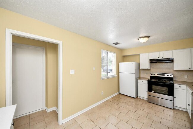 Building Photo - 2614 Village Cir Dr