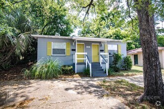Building Photo - Great Duplex Just South of Downtown