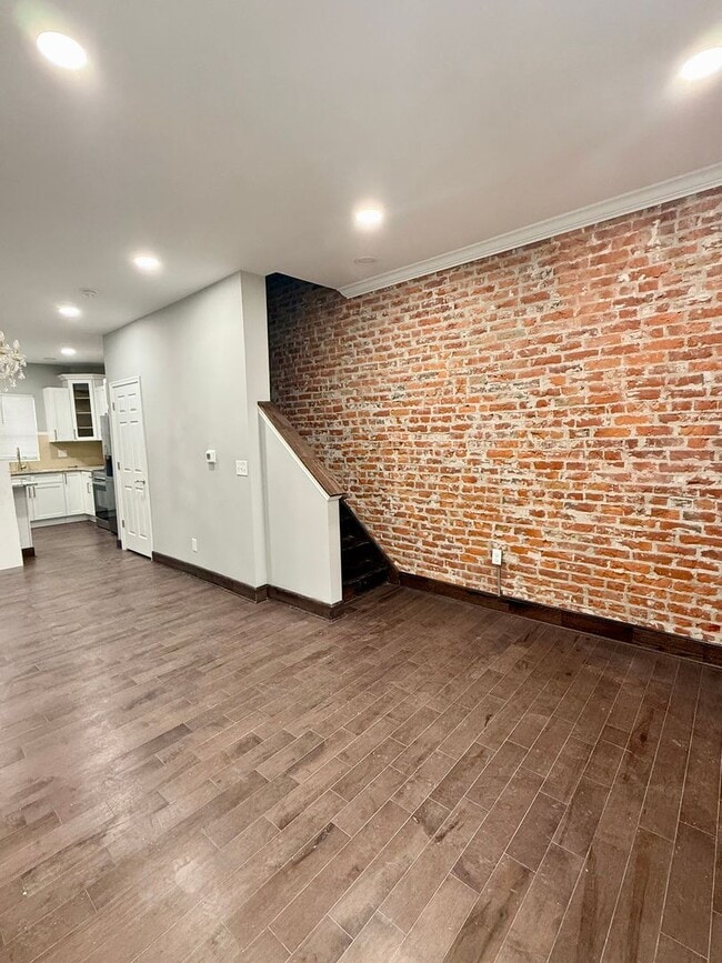 Building Photo - 3 Bed 1.5  Bath