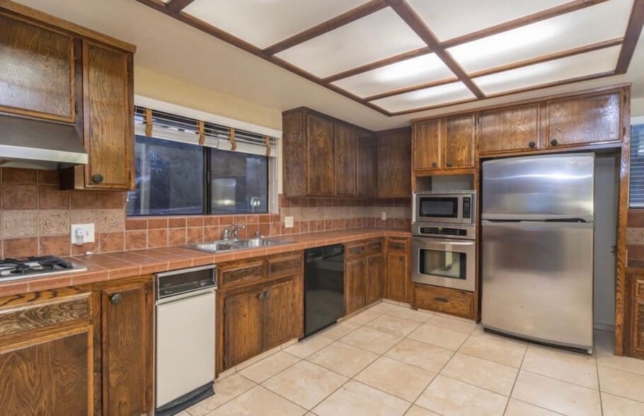 Building Photo - 1055 Lakeview Dr
