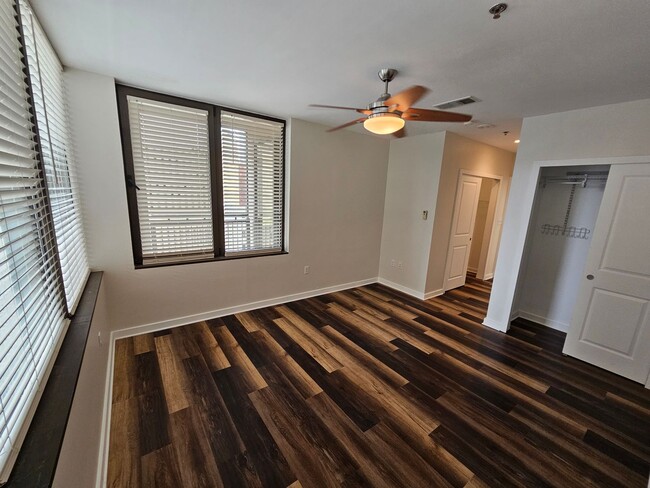 Building Photo - Downtown condo with roof top pool & concie...