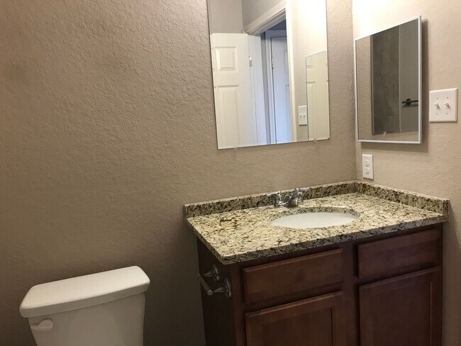 Building Photo - Townhome for rent
