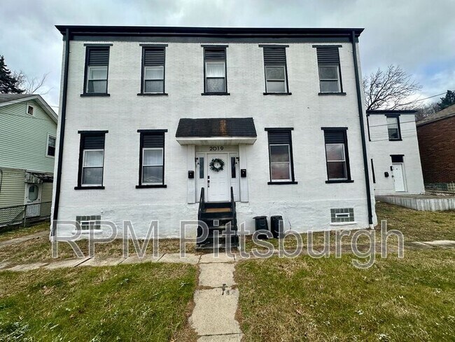 Building Photo - 2019 E Beckert Ave