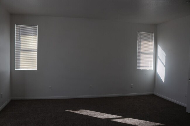 Building Photo - Spacious 4-Bedroom Home in North Fontana –...