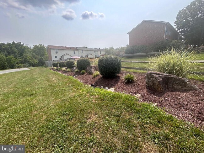 Building Photo - 222 Waterford Ln
