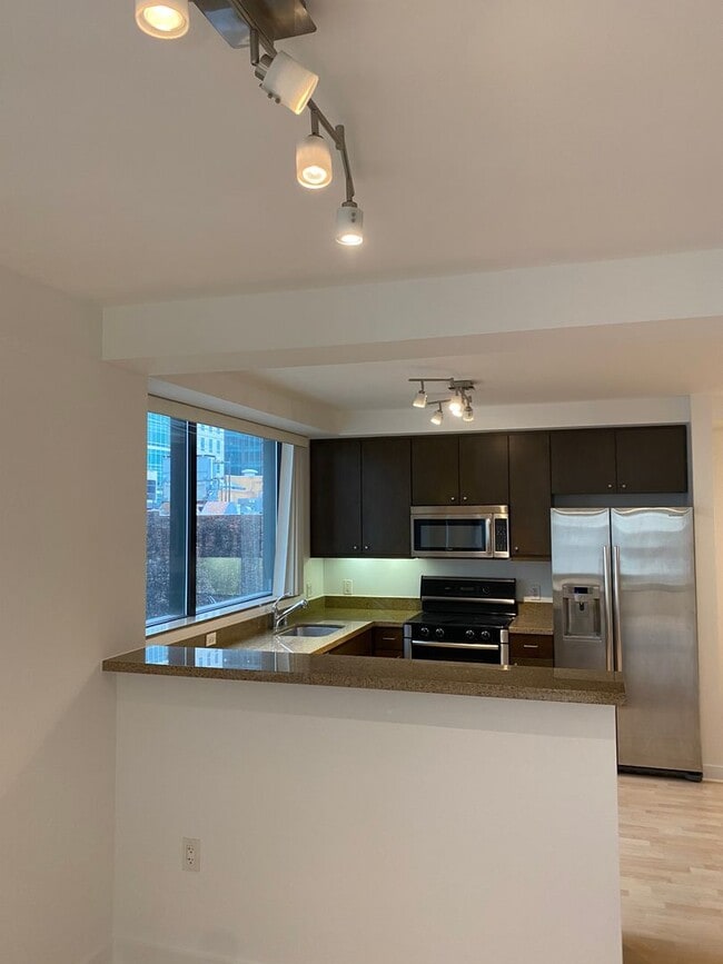 Building Photo - 1BR/1BA 837sqft! Condo! Parking! Laundry! ...