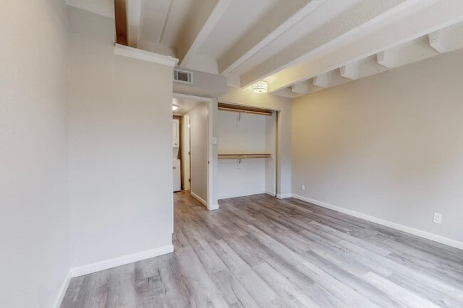 Building Photo - 1100 Alvarado Dr SE