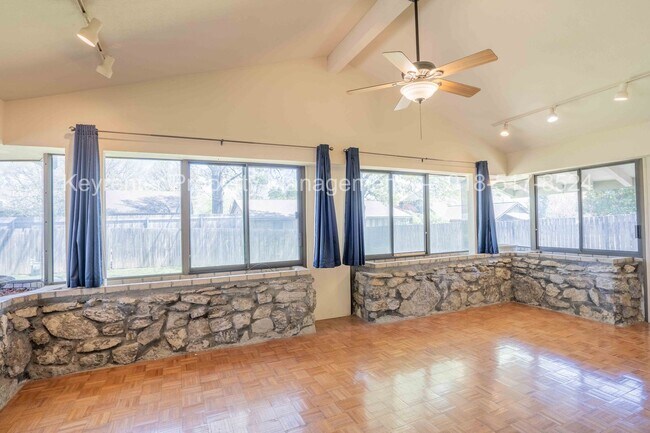 Building Photo - 3 Bed | 2 Bath in South Tulsa!