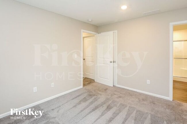 Building Photo - 5015 N Belmont Ave