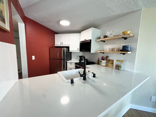 Building Photo - Updated, light flooded corner 1 bedroom 1 bath condo in Madison Valley