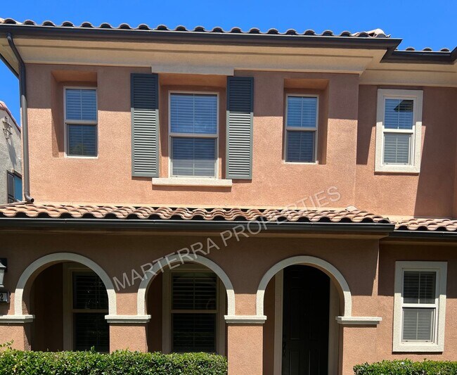 Building Photo - Beautiful 3 Bed/2.5 Bath Home in Portola S...