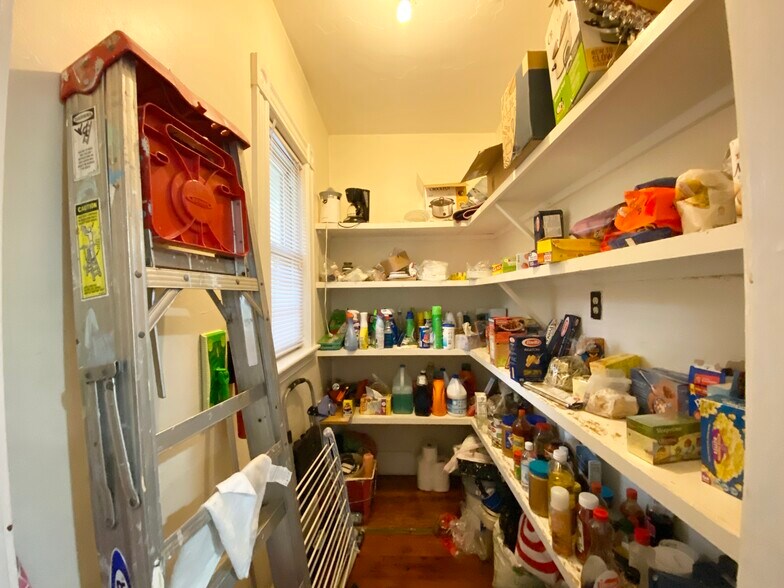 Building Photo - 10 Sachem St