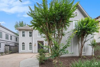 Building Photo - 4655 Spruce St