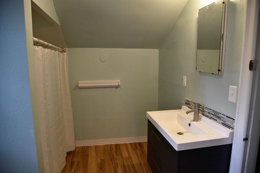 Shared bathroom - 4480 SW Pasadena St