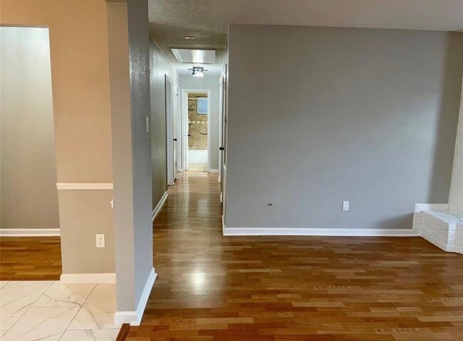 Building Photo - 5030 Valleyview Dr