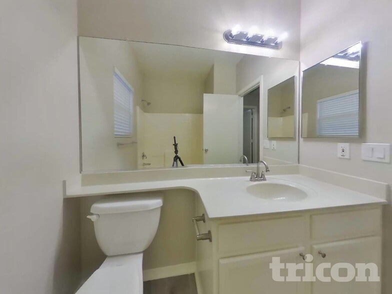 Building Photo - 13038 W Aster Dr