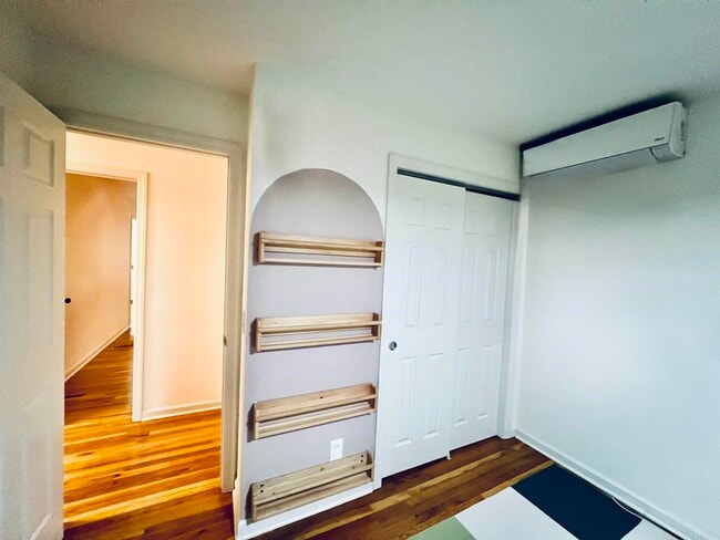 Building Photo - 724 6th St