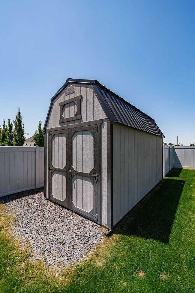 Building Photo - Stunning 5-Bed, 3-Bath Home in a Desirable...