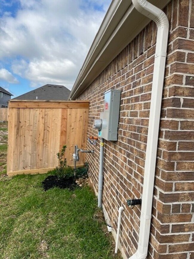 Building Photo - Charming 4BR Brand New House in League City