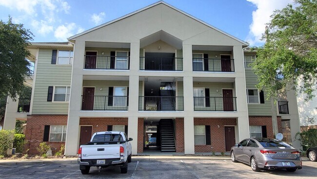 Building Photo - FOR RENT 1 bed 1 bath upper floor with bal...