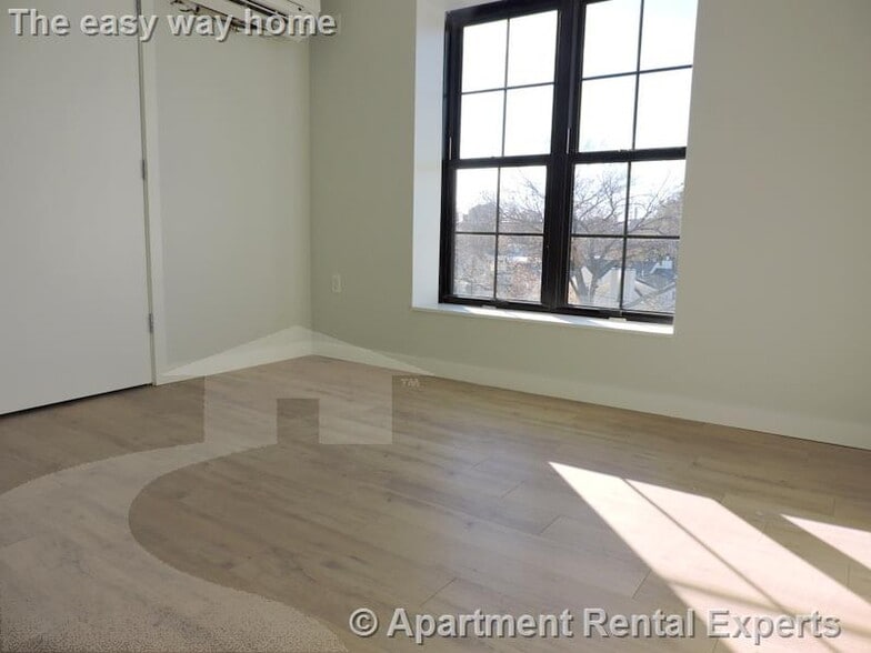 Building Photo - 10 Soden St