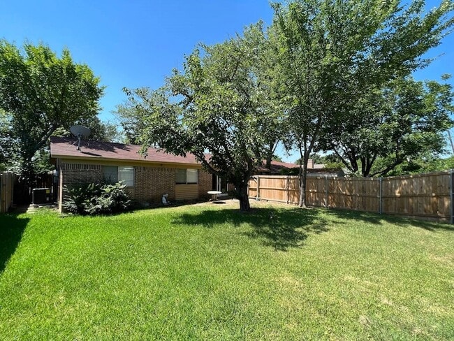 Building Photo - 2121 Travis Dr