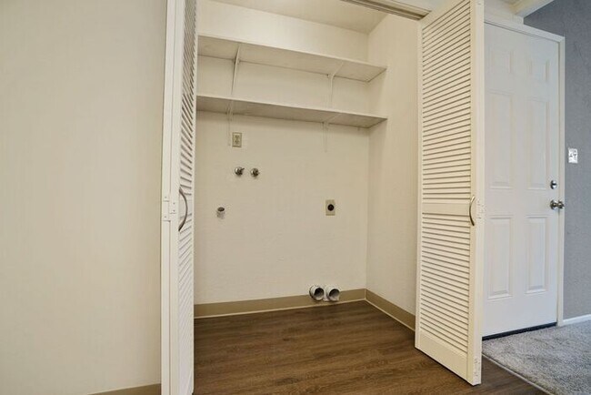 Building Photo - Beautiful duplex locate in Sacramento!