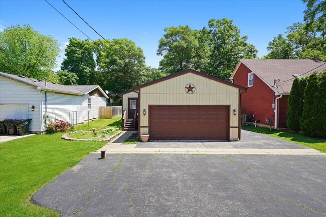 Building Photo - Updated 3-Bed/2-Bath Home with A Deck, Gar...