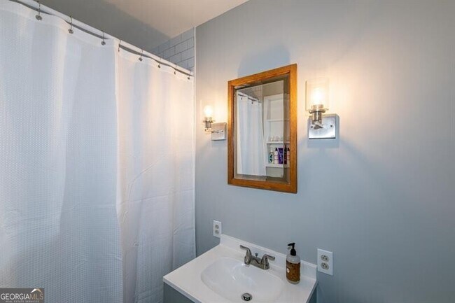 Building Photo - 2805 Pine Hill Dr