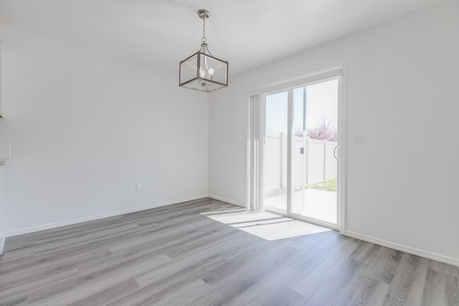Building Photo - Beautiful 3 Bedroom Townhome for Lease!