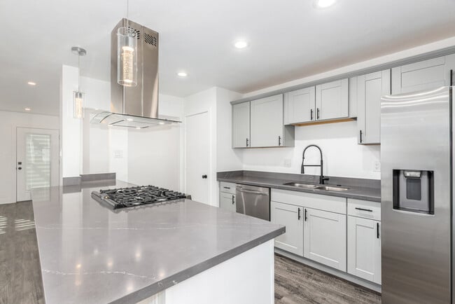 Building Photo - Amazing 3 bed 2 bath home with large backyard