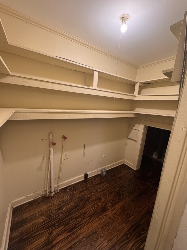 Building Photo - 111 E Screven St