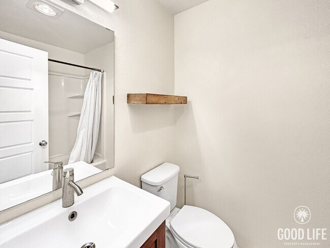 Building Photo - Stunning 2BD/2BA W/ Updated Kitchen and Re...