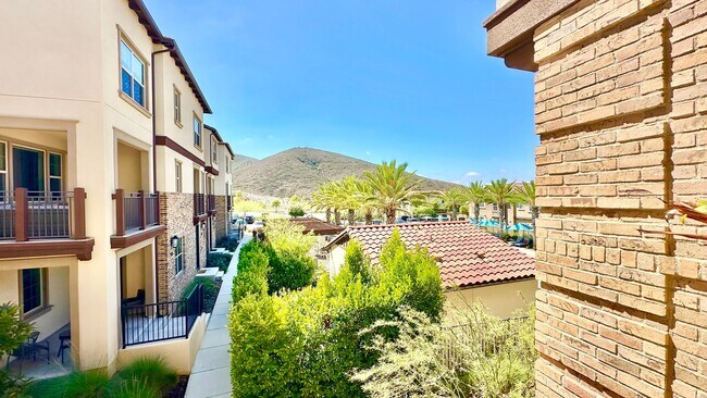 Building Photo - Beautiful "Model" Show Townhome in the Gat...