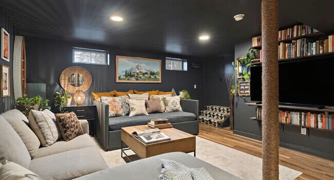 Building Photo - 2046 Lakeside Dr W