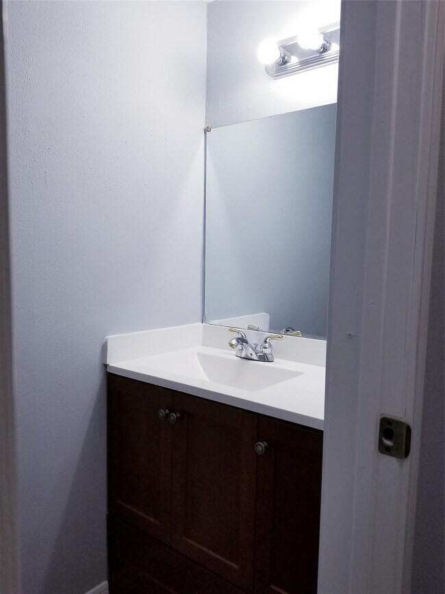 Building Photo - 8631 Valley Ledge Dr