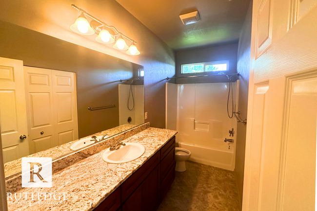 Building Photo - STUNNING 3 Bed/2.5 Bath House in Medford