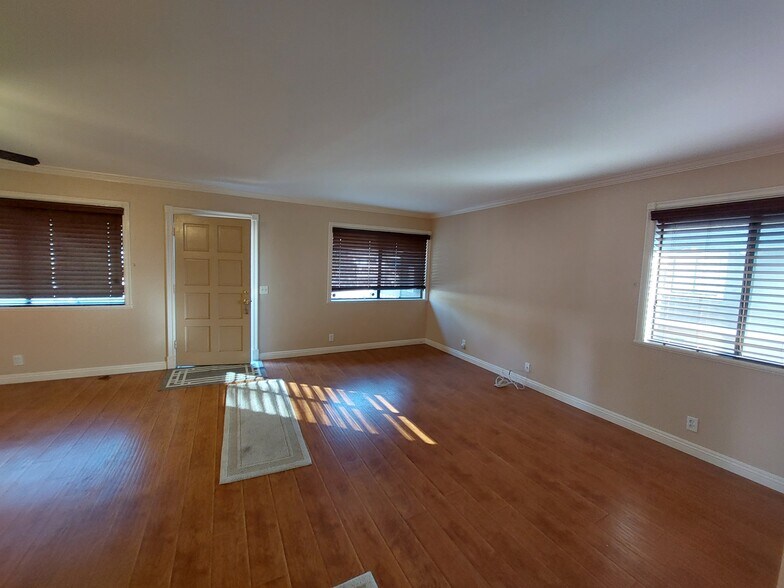 Building Photo - 927 S Downey Pl