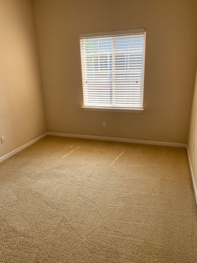 Building Photo - 3 Bedroom 2 bath in Wild Horse with garage