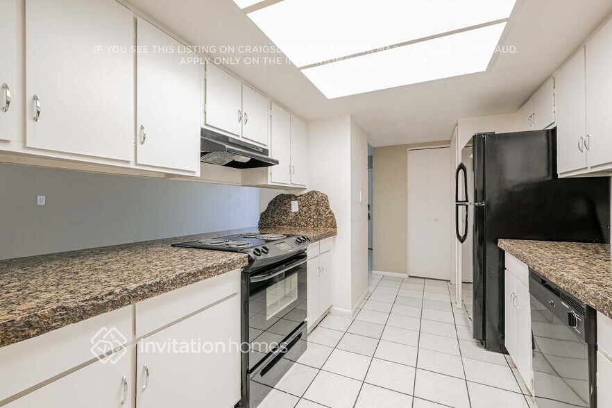 Building Photo - 7007 W Vernon Ave