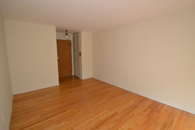 Building Photo - 675 W Wrightwood Ave