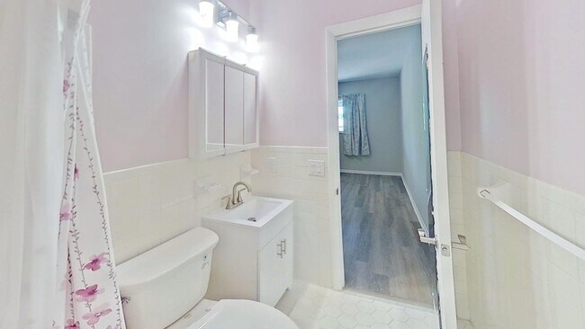 Building Photo - 2-bedroom 2-bathroom Top Corner Unit Condo