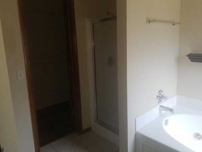 Building Photo - Beautiful 3 bedroom home near SW 104th and...