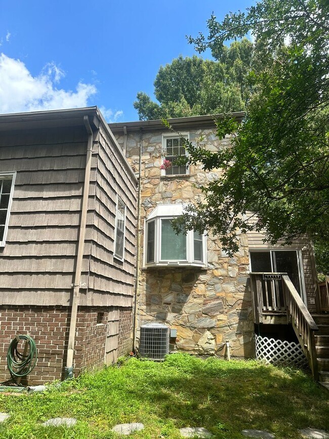 Building Photo - 2702 Ridge Rd Dr