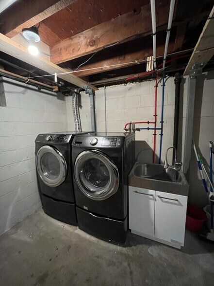 Building Photo - 122 N Kenosha Dr