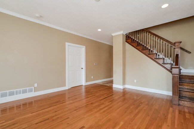 Building Photo - 422 Cadwell Ave NW